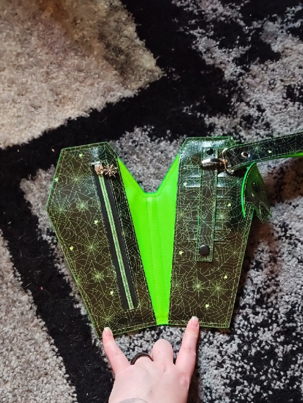 Green Spiderweb Coffin Wristlet Clutch - Picture 3 of 3